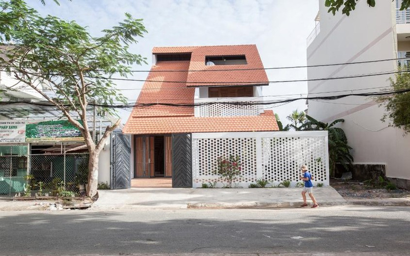 Phong cách thiết kế nhà mái ngói đẹp ấn tượng 2024 | Xaydungkiena